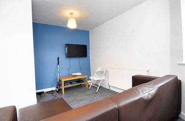 Hill Park Crescent, Flat 3, Greenbank, Plymouth - Image 2